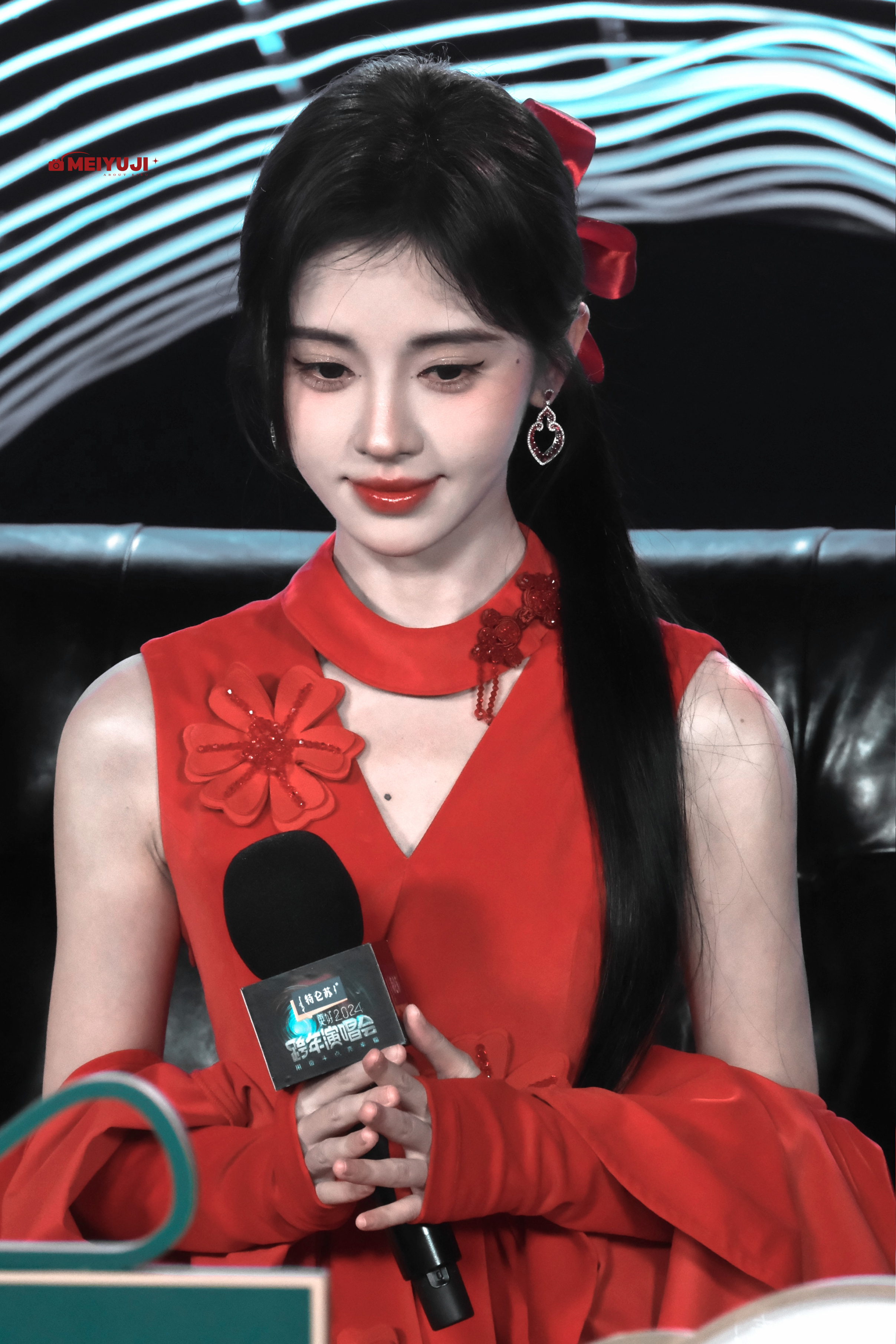 素胚勾勒出青花 鞠婧祎露芜衣