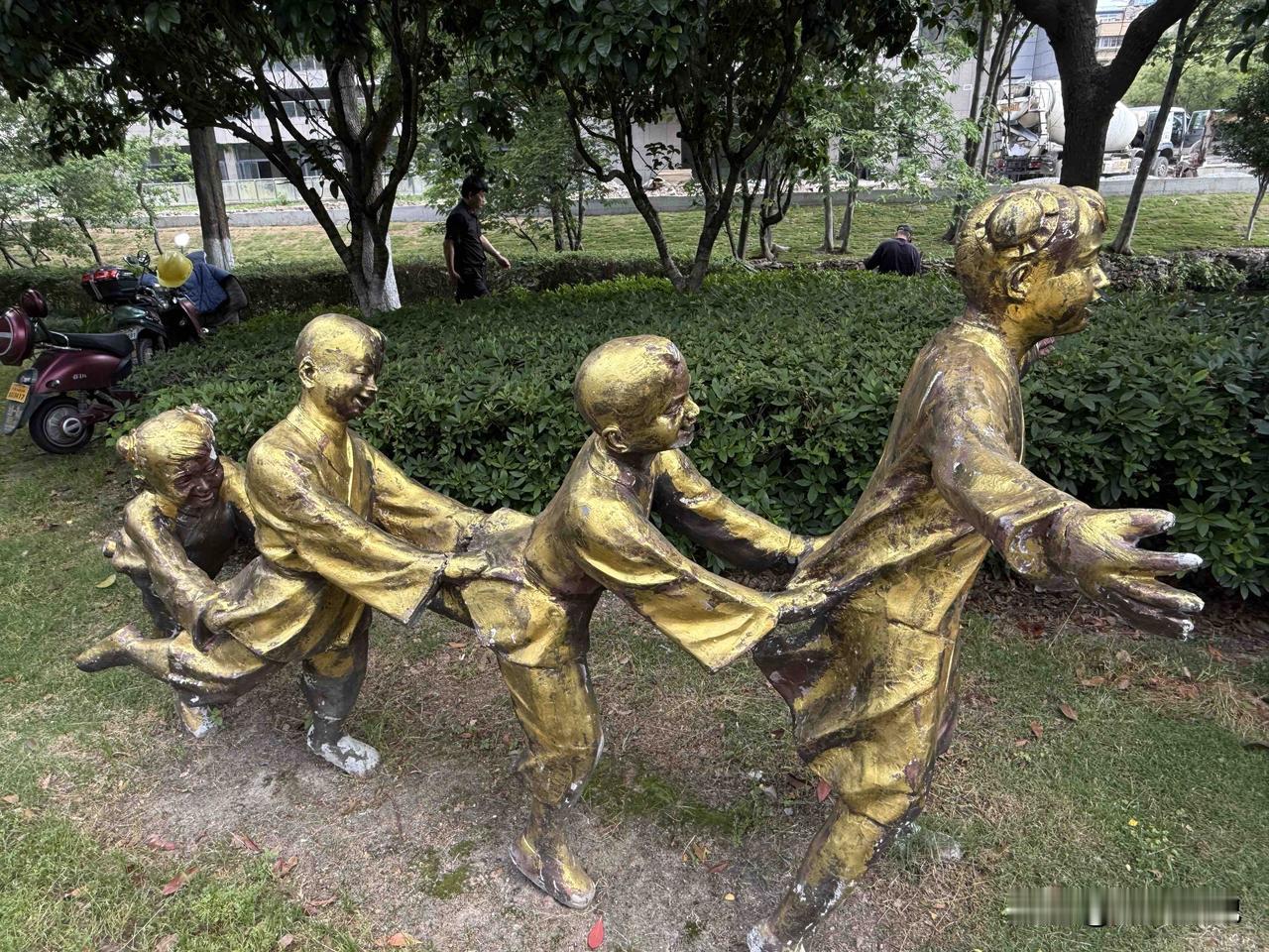 为什么有些事该管的不管，不该管的偏要管？最好的答案是：原因也很简单，因为前者无利