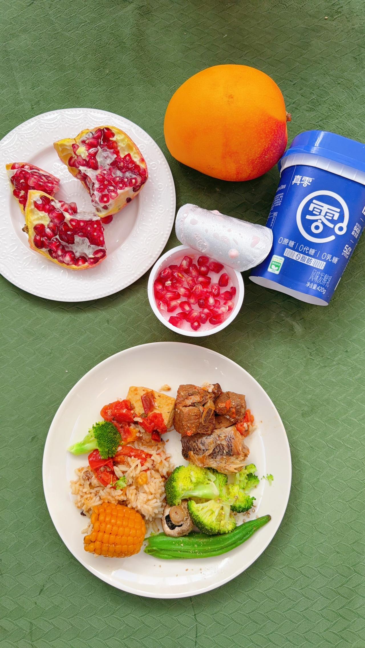 玉米米饭，蒸秋葵西兰花蘑菇，番茄豆腐排骨，鲈鱼一块。希腊酸奶突尼斯软籽石榴。石榴
