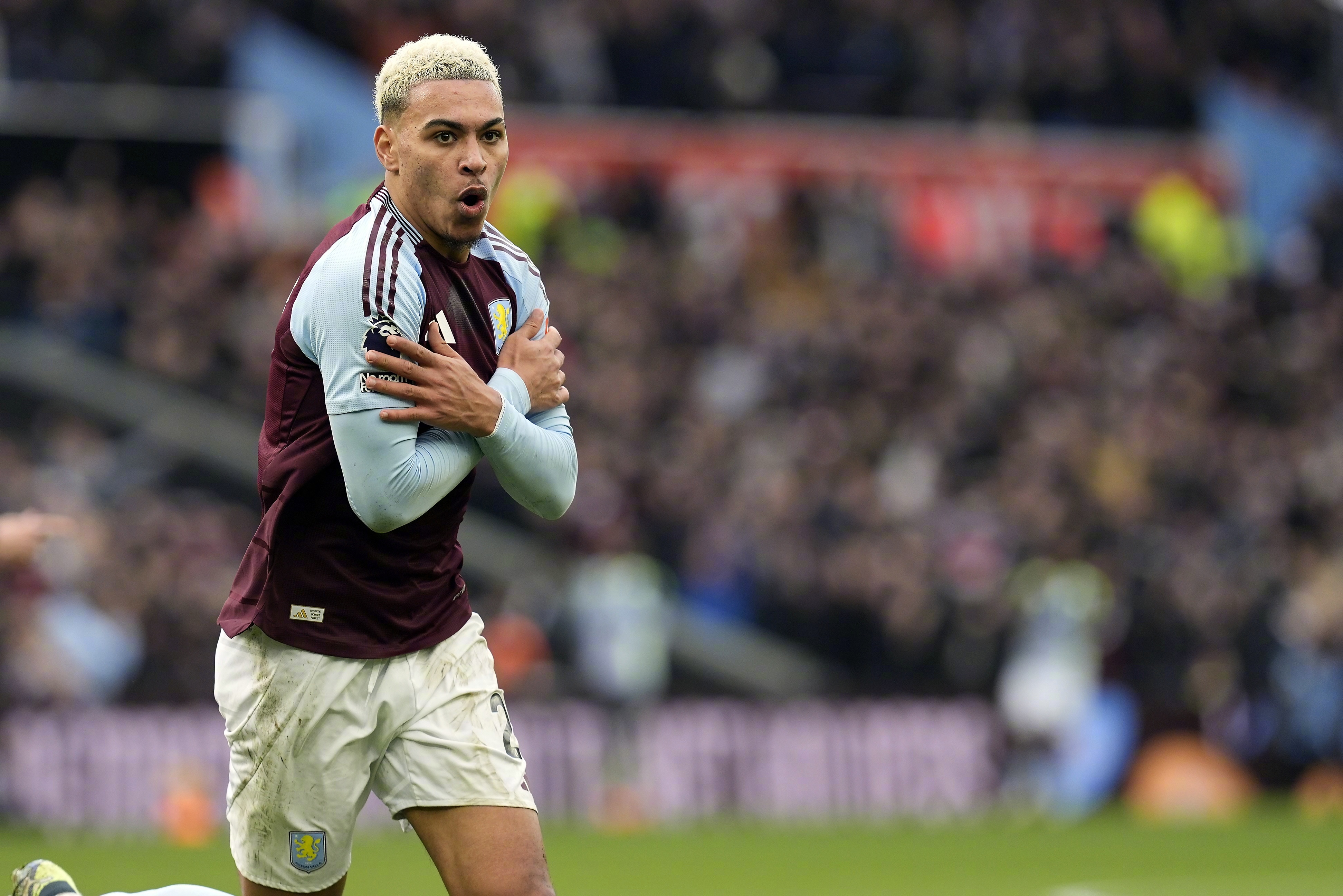 英超第17轮比赛，维拉在主场以2-1的比分力克曼联，埃梅里执教维拉第二次取得各项