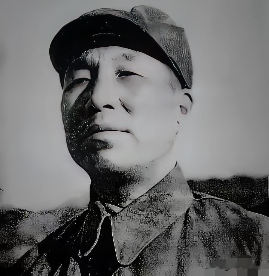 枪响了，齐若斋，一个潜伏敌营十余载的红色特工，死在了自己人的枪口下。那种荒诞和绝