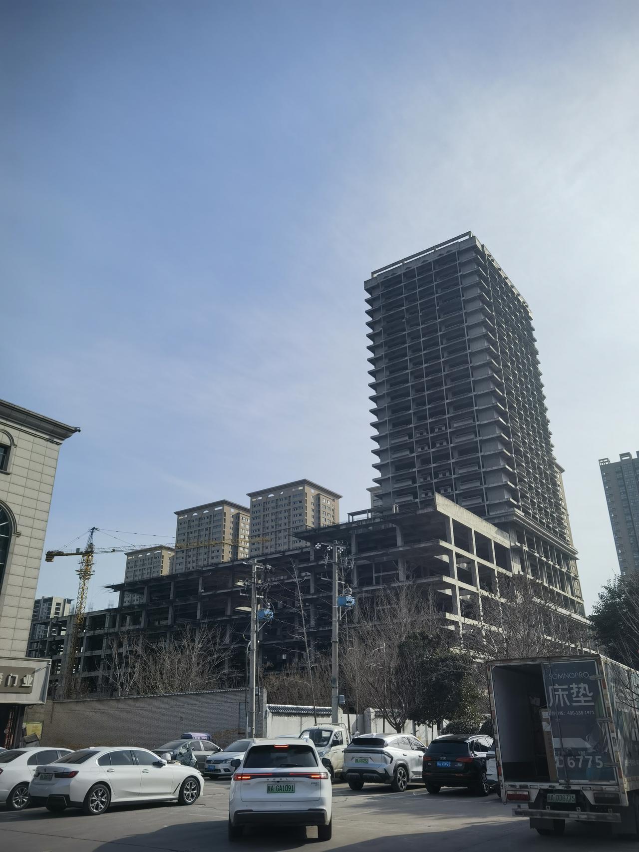 又一栋烂尾楼工程，太可惜了！看看西安凤城四路与太华北路什字东北角十几万平米大楼，