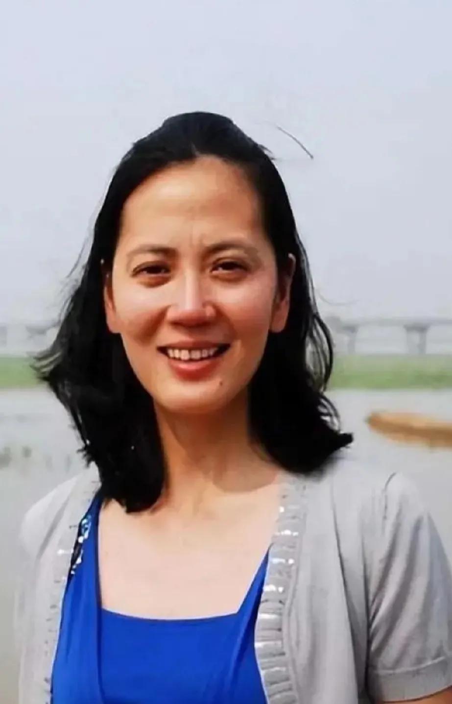 这还是那个主持足球赛的她吗？发现没有，越是漂亮的美女越不耐老，眼部老化快，皮肤爱