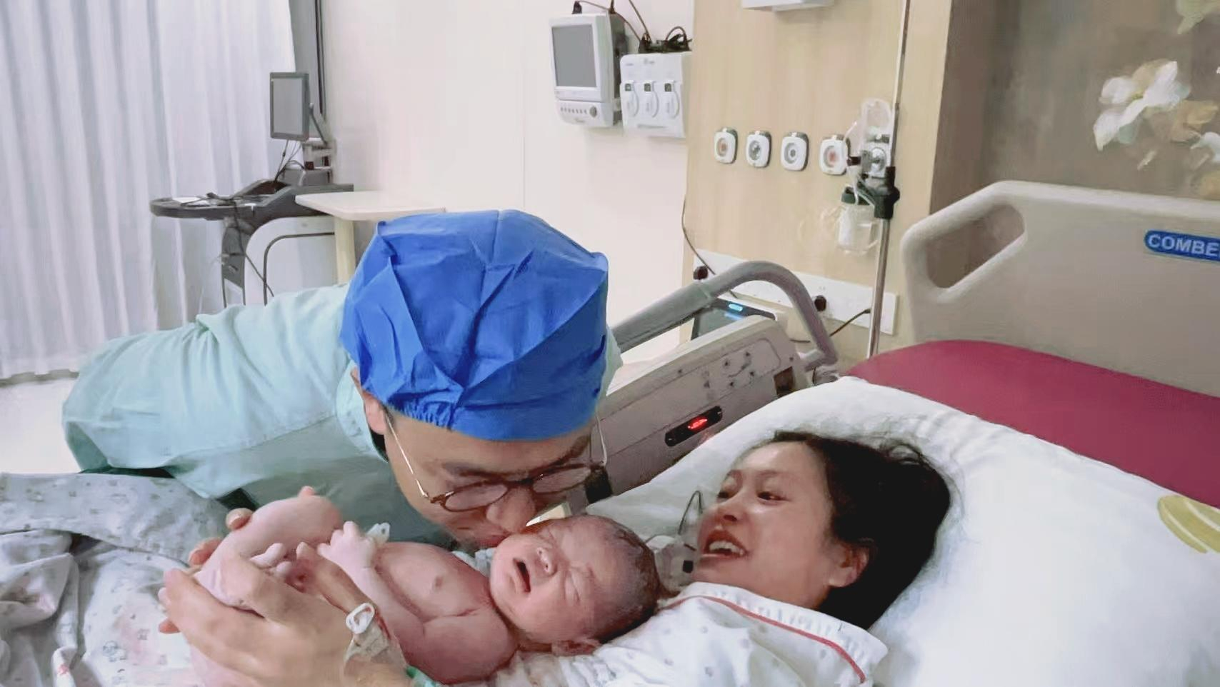 #元旦宝宝小名叫元宝# 【1月1日00:00出生 #新年第一个宝宝太可爱了#！】