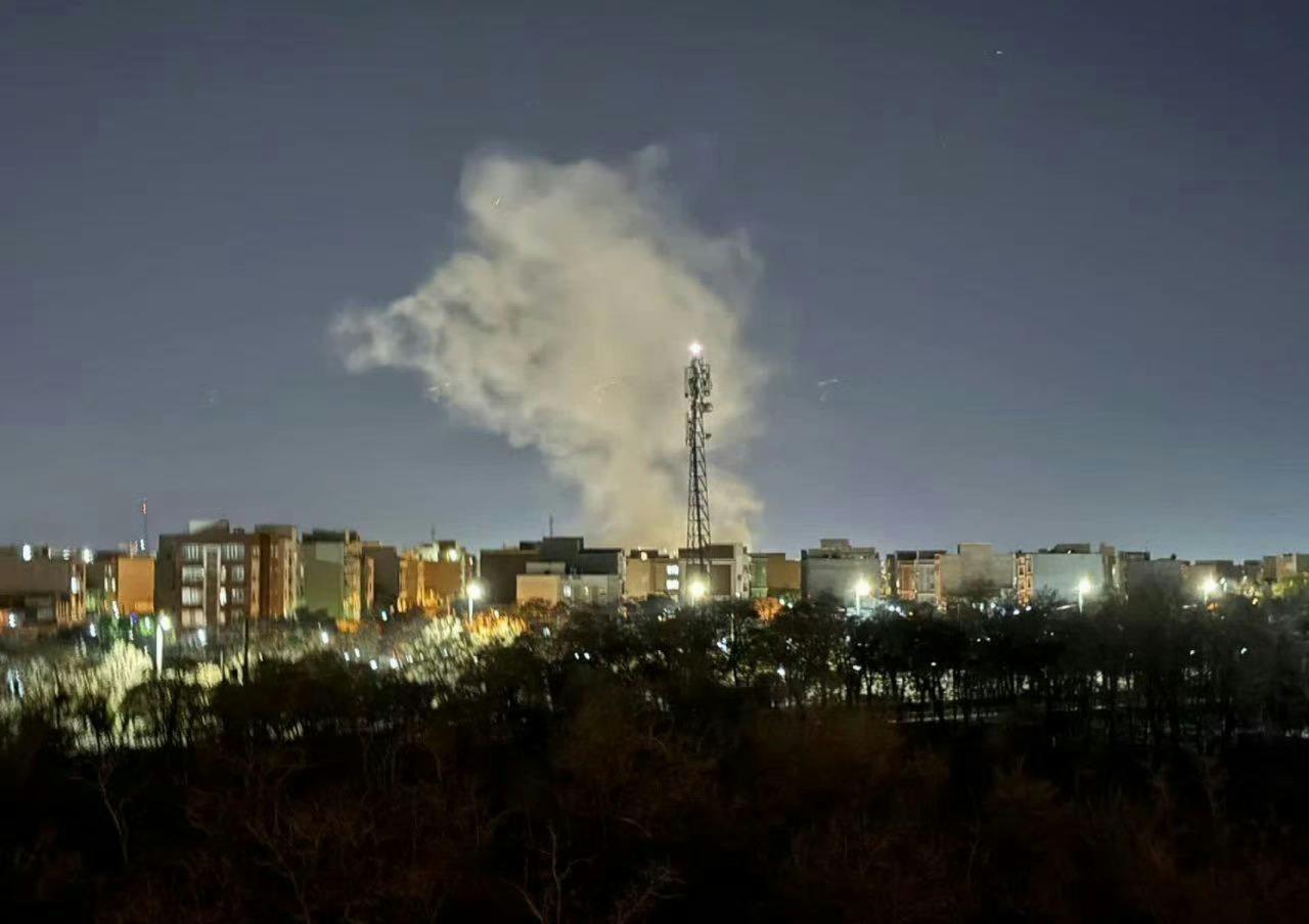 据伊朗媒体报道，伊朗革命卫队空军指挥官萨达尔·伊斯梅尔·德甘及其妻子、两个孩子、