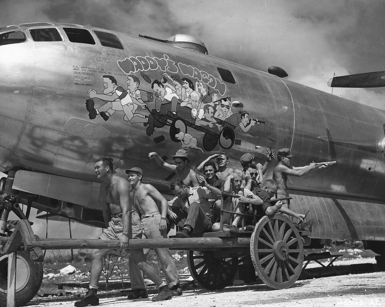一张 1944-45 年 B-29“瓦迪的马车”机组人员在塞班岛上重现他们卡通风