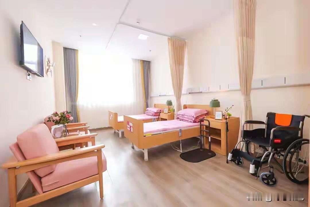 有人大胆预测：明后两年，会有越来越多家庭，主动把老人送养老院。
 
小区楼下便利