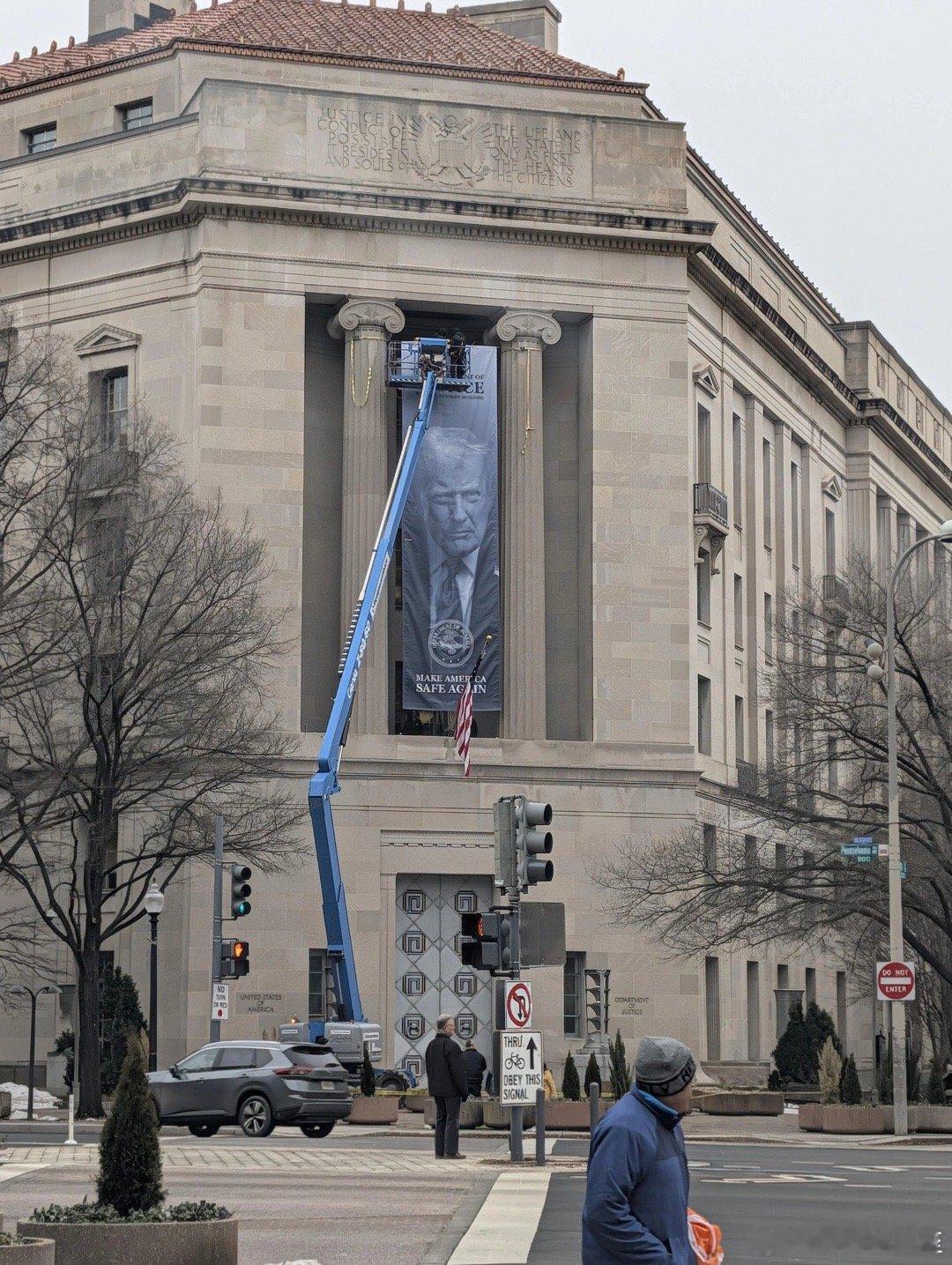 美国司法部大楼，今天悬挂条幅：爱好和平的总统，让美国更安全！ 