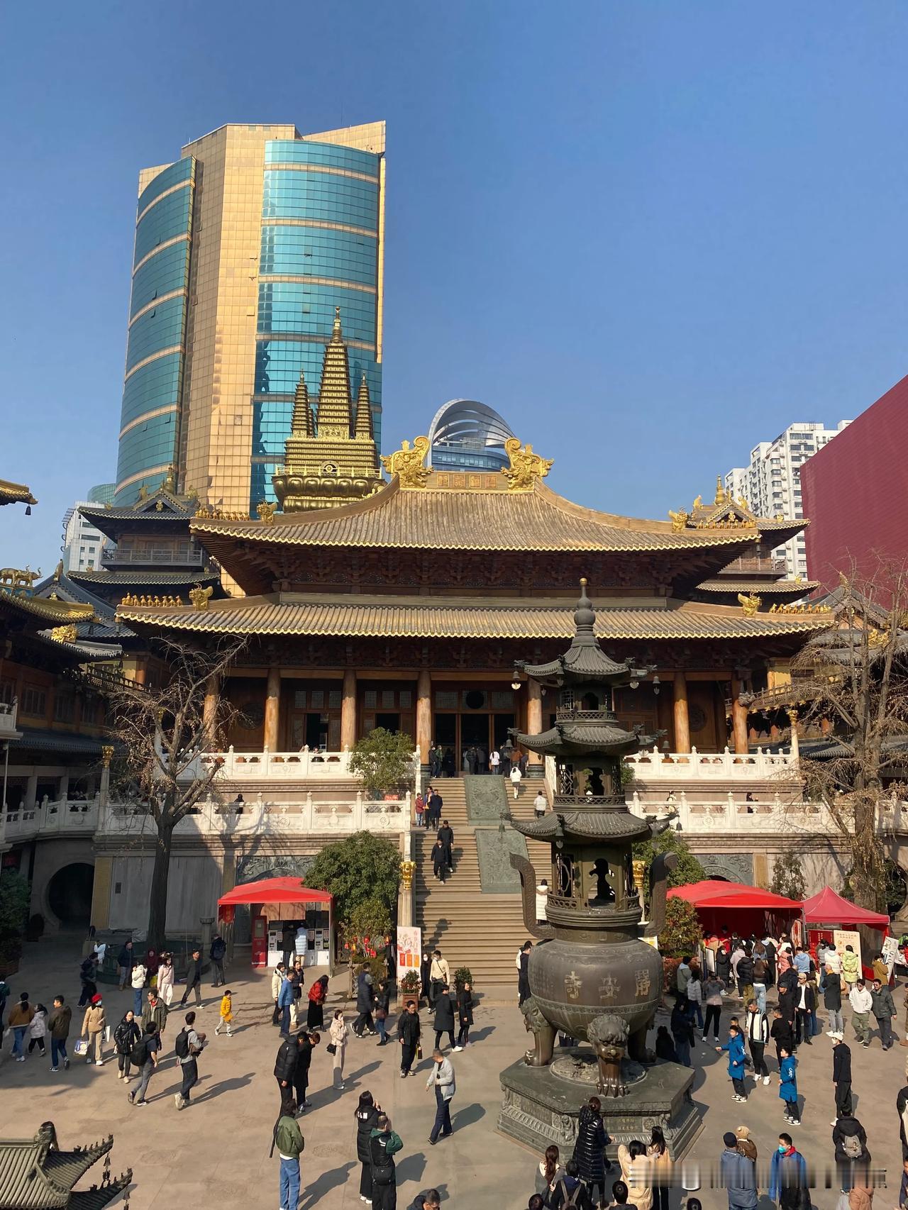 静安寺

秉承着国人们来都来了的理念，我们路过静安寺的时候，进去参观了一下。
