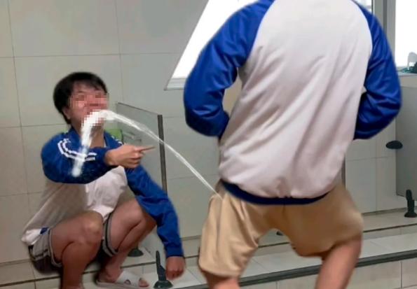 “天生的坏种！”河南许昌，13岁男生小军在学校卫生间内遭遇1米8高的同学小基恶意