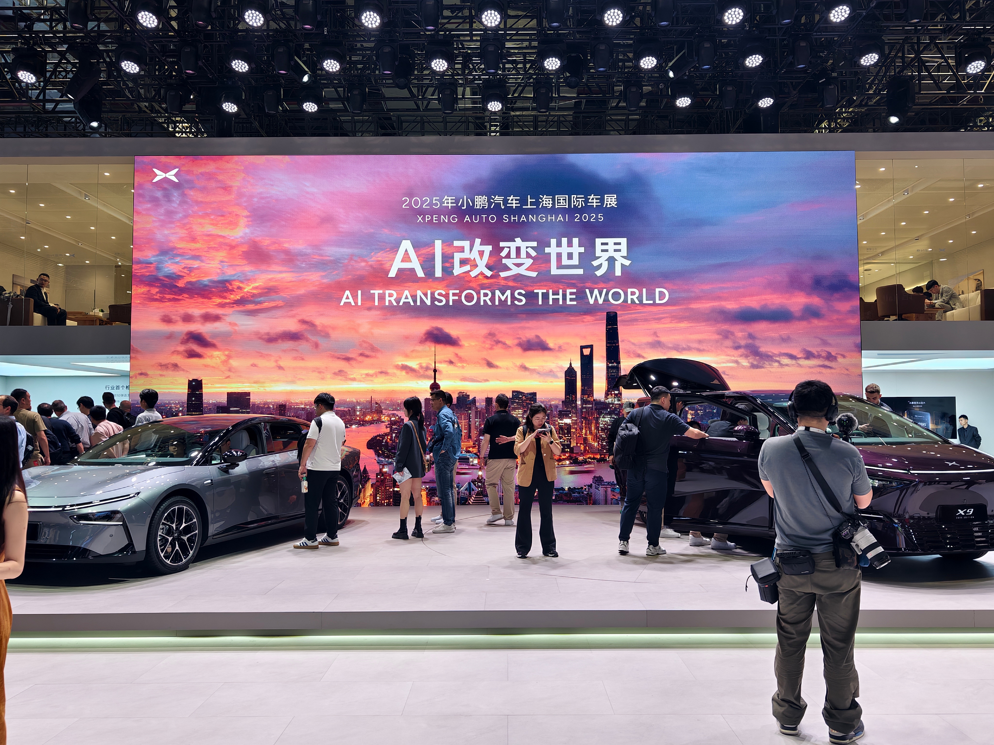 上海车展潮这看 打卡一下小鹏汽车展台，现场人很多，排队都排不进也是离谱。在今天上