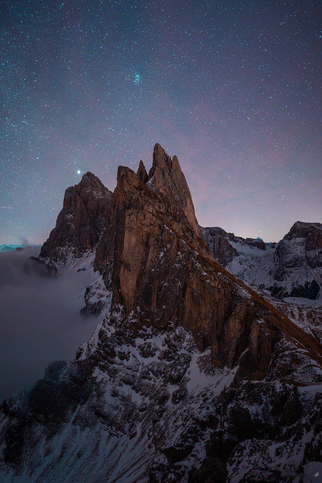 徒步登山4小时，我终于拍到刀锋山星空和云海的震撼场景！踩着积雪一路攀爬，已经想要