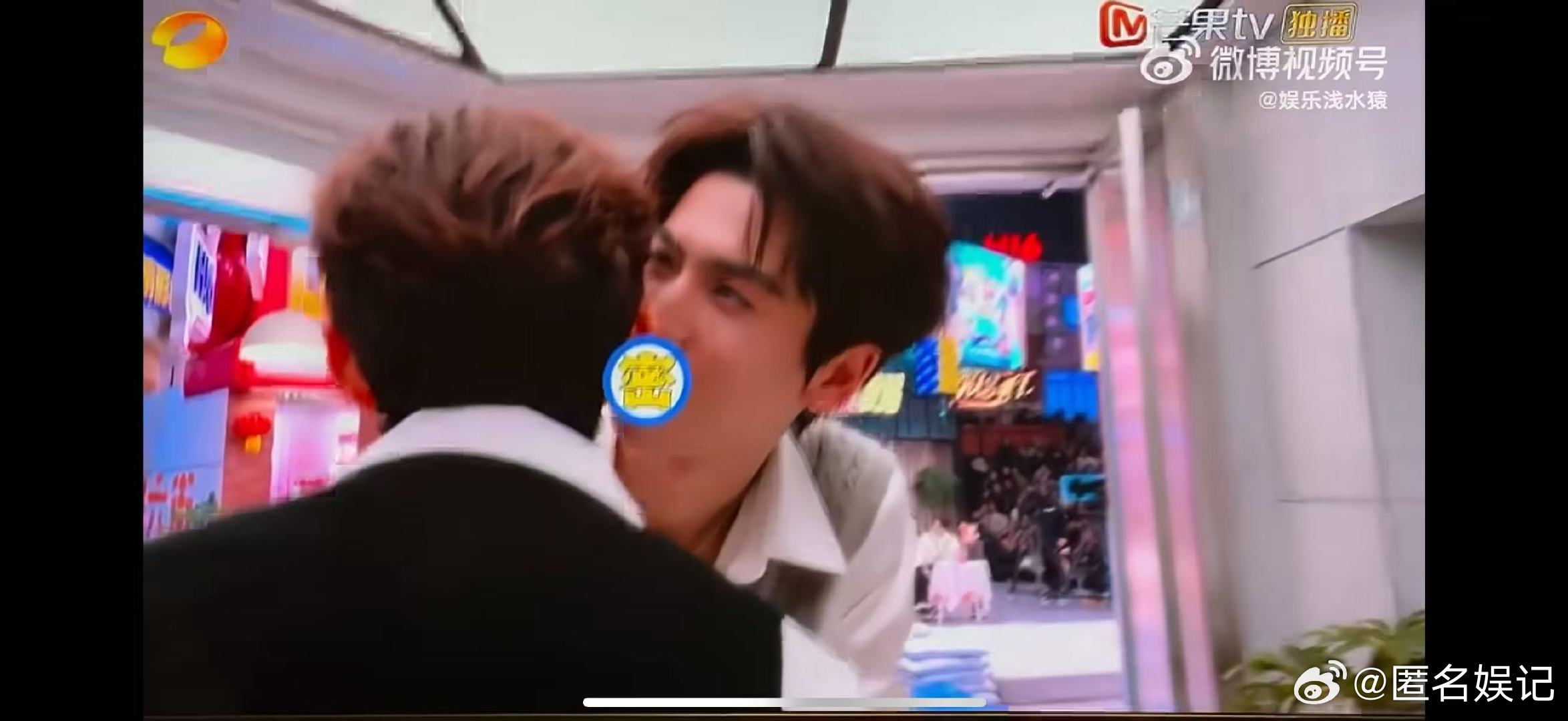 张凌赫你到底跟何炅说什么了你好星期六何老师被吓到的表情太真实，张凌赫说的内容一定