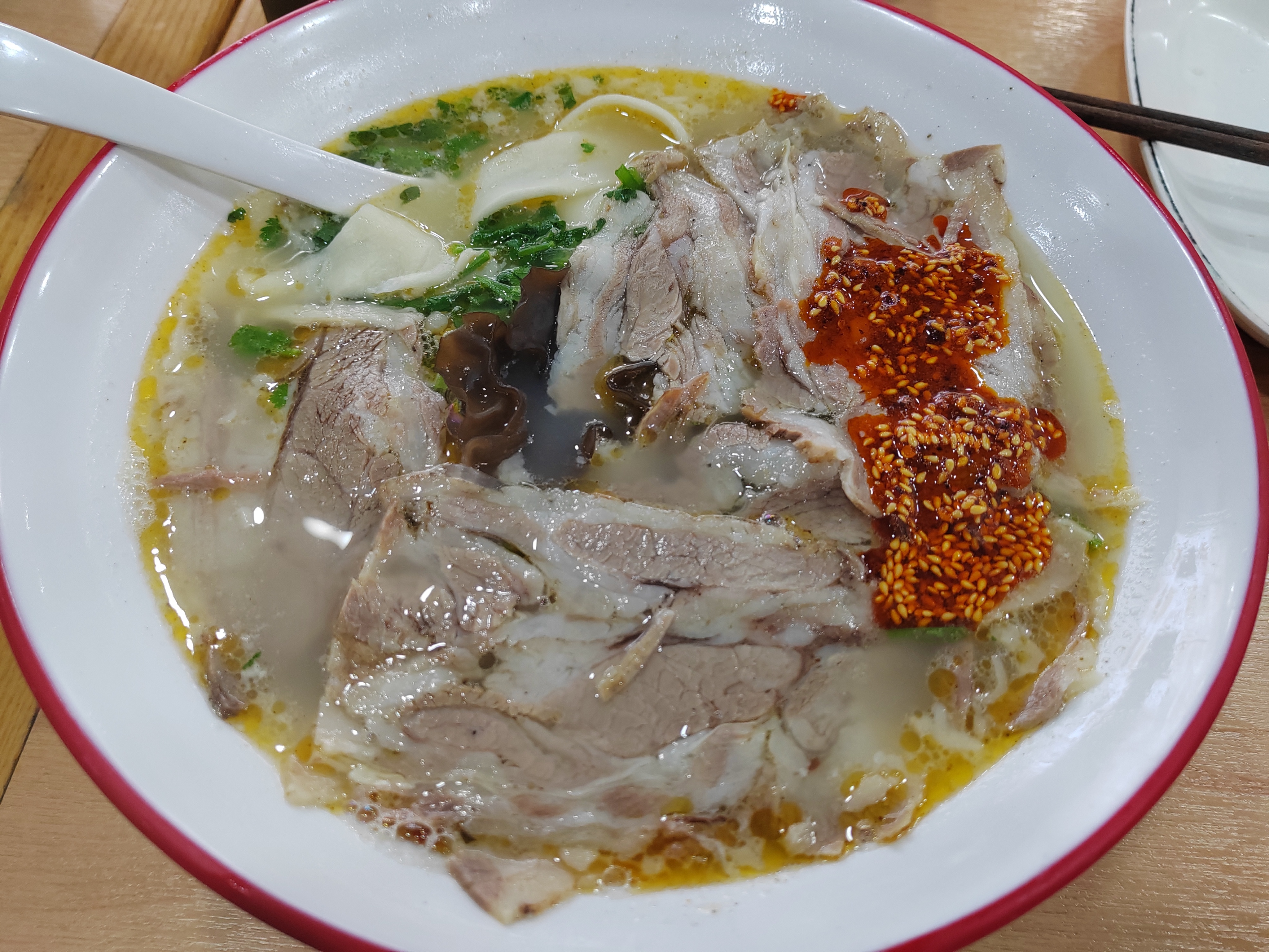 北京路边的羊肉烩面，是不是在河南朋友眼里属于地板级别？南方人觉得还挺好吃的十点多