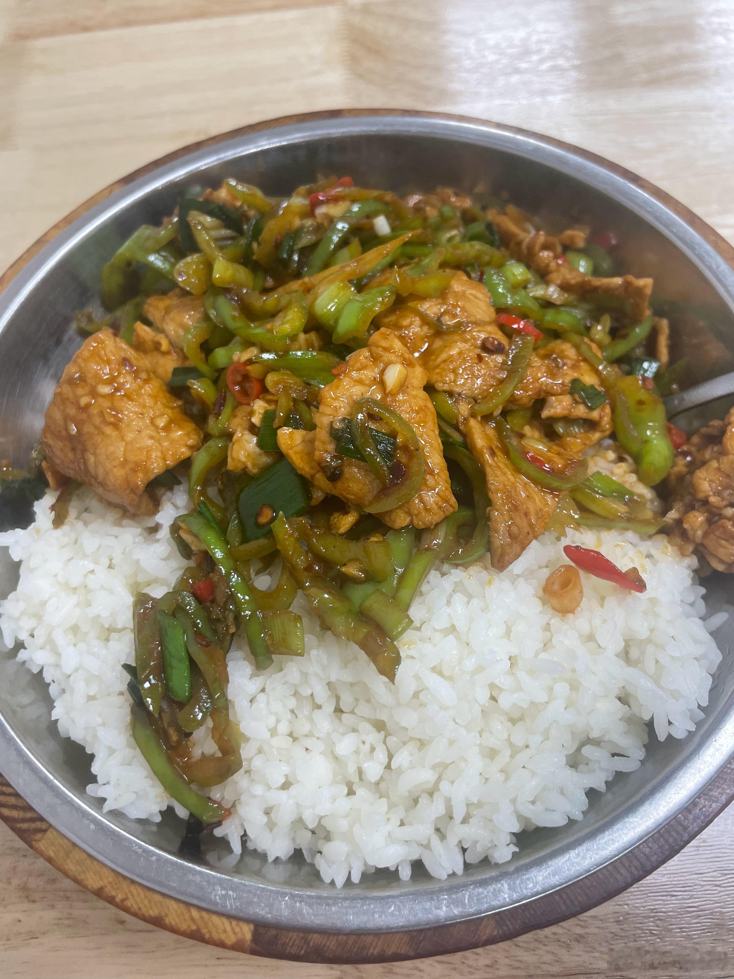 五四青年节得吃点肉补补，补的身强力壮为国家做贡献。 ​​​