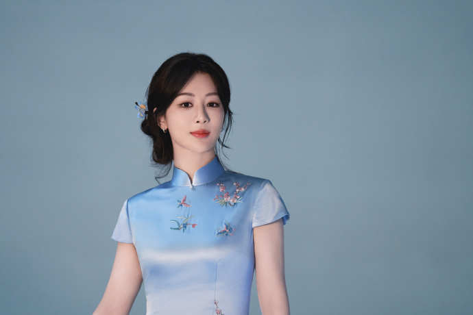 #杨紫青衣花絮#  古典东方美人已上线 💖  一袭#杨紫苏绣蓝色旗袍# 仿佛仙
