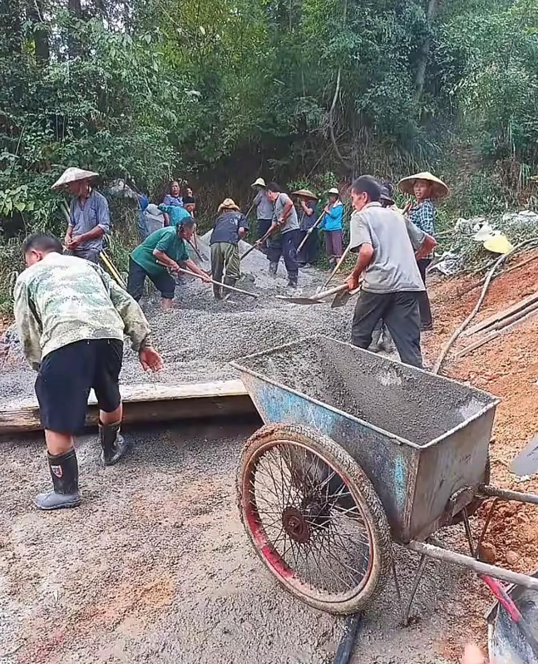 生活不易我们仍在继续，那怕一路跌跌撞撞，我们从不底头认输！