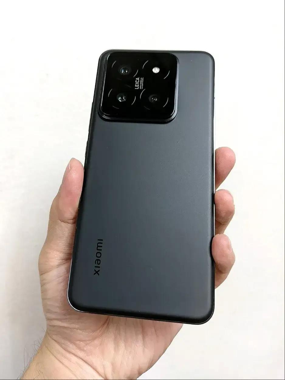 小米14Pro，就啥缺点没有，这几点要知道

1、颜值经得起细看，全等深微曲屏，