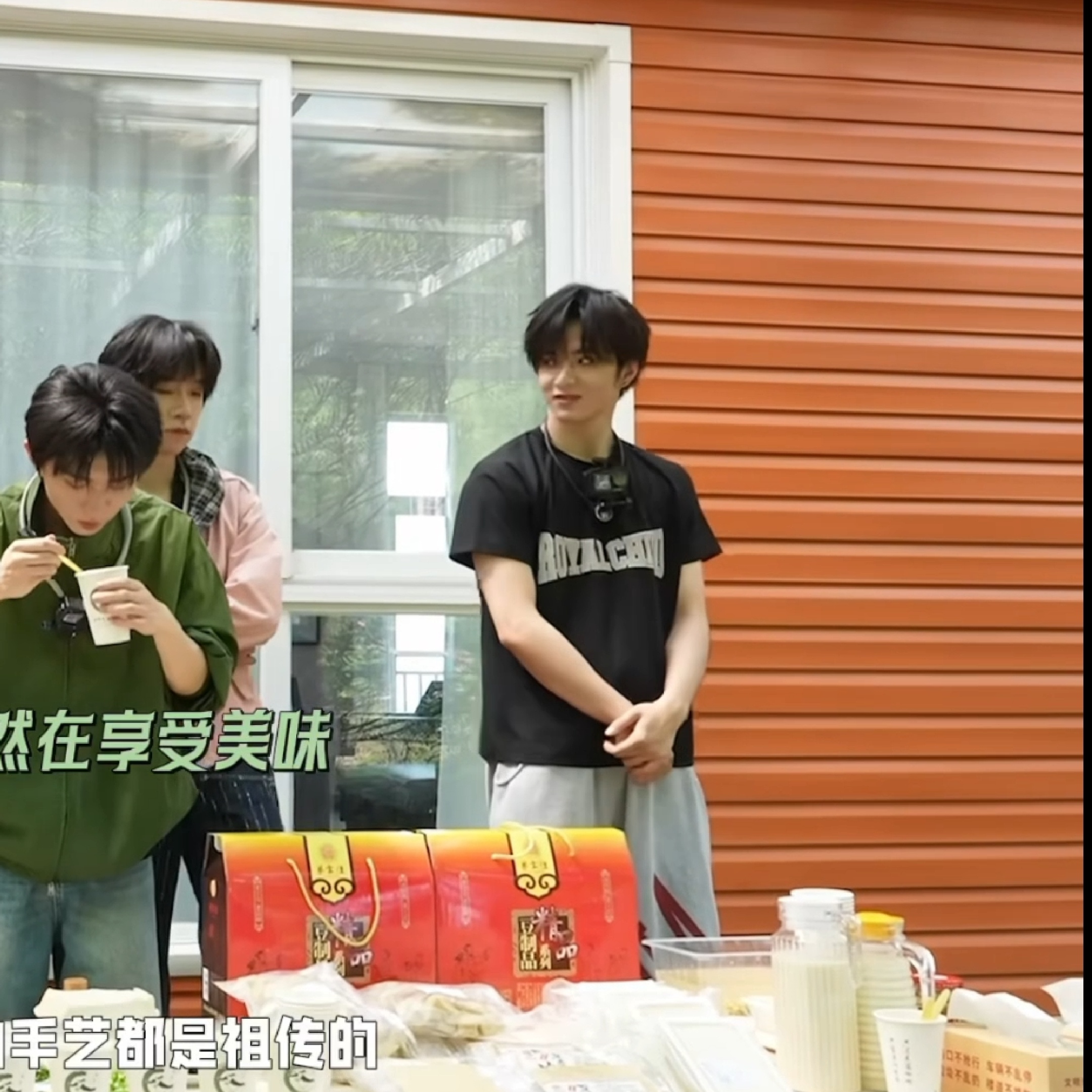文霖 我特么真的对晚樱笑崩溃了。。前面老刘又故意不理老贺了然后老贺以毒攻毒也不理