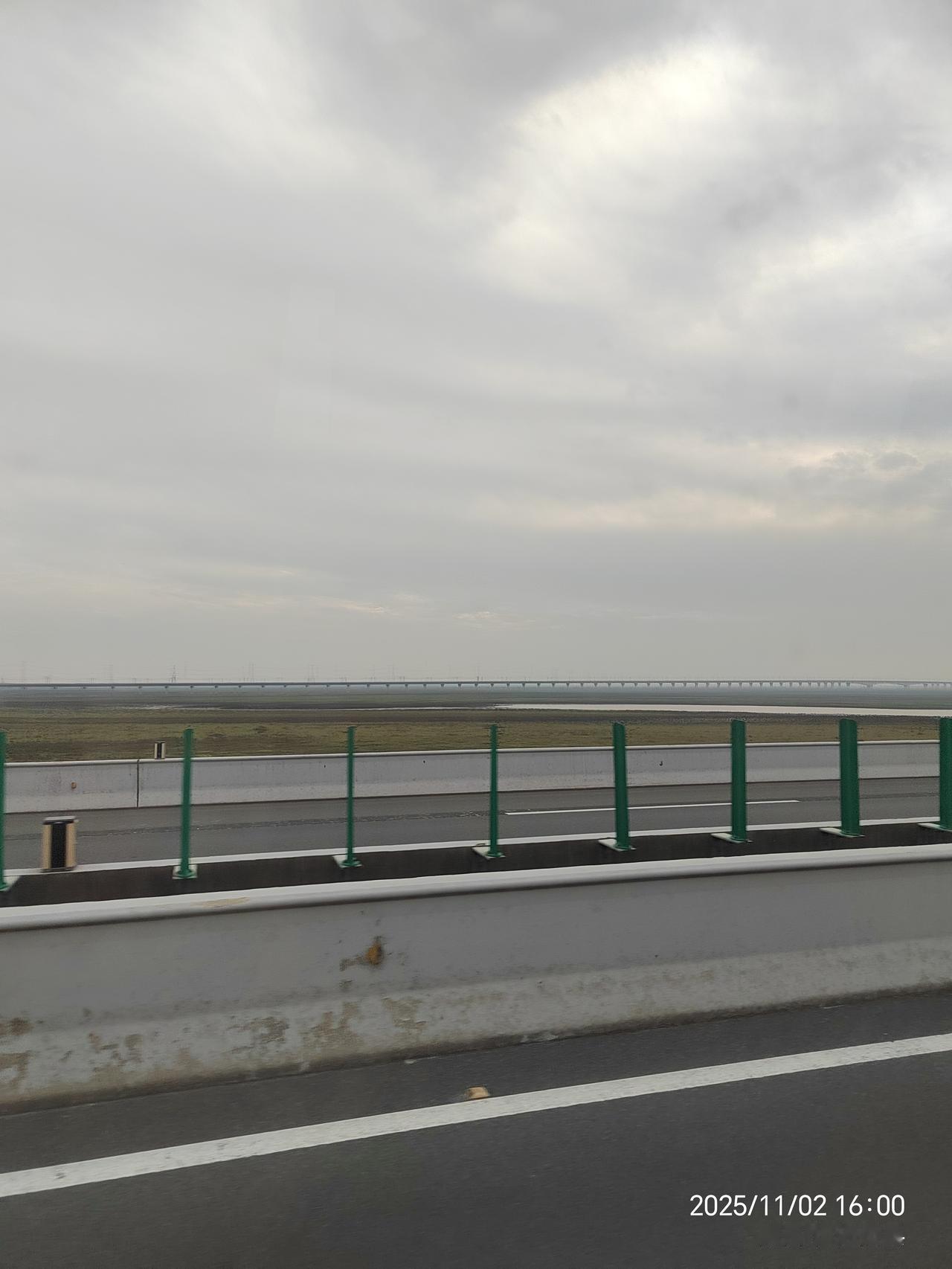 跨越鄱阳湖的沪昆高铁

丰水期的鄱阳湖无疑是辽阔的，可以想象得到：坐在高铁上观看