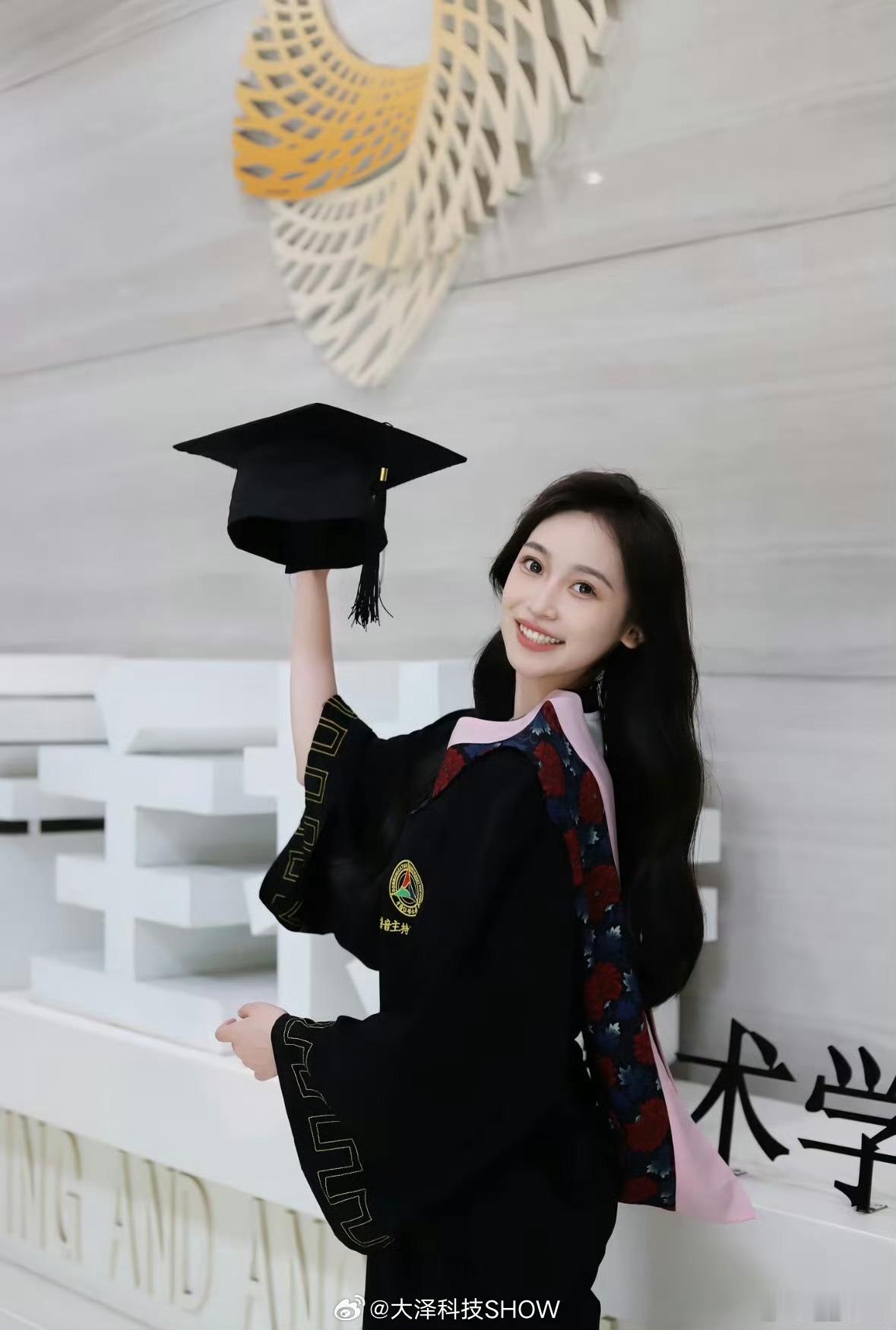 央视迎00后新主播看面相一般般，你们觉得会成为下一个马凡舒吗？ 