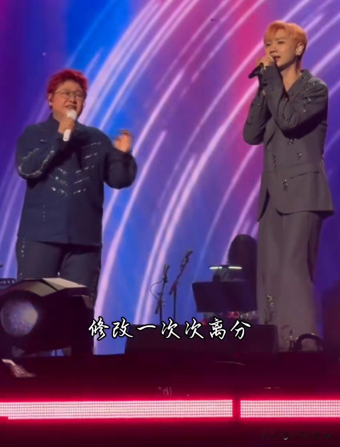 8月1日，韩红，汪苏泷台上唱《年轮》，大屏镜头给到素颜来看演唱会的陈晓，陈晓先是