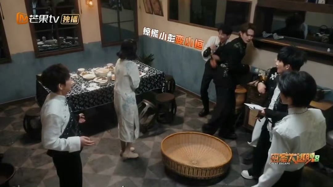 彭昱畅在人群中多看了眼NPC彭昱畅被妈妈吓到乱窜彭昱畅完美诠释了什么叫“一眼万年