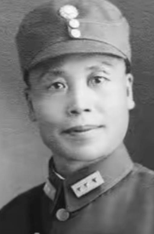 1938 年，李宗仁夜会女记者，被妻子郭德洁撞破。她摔碎茶盏，大哭大闹。谁料，黑