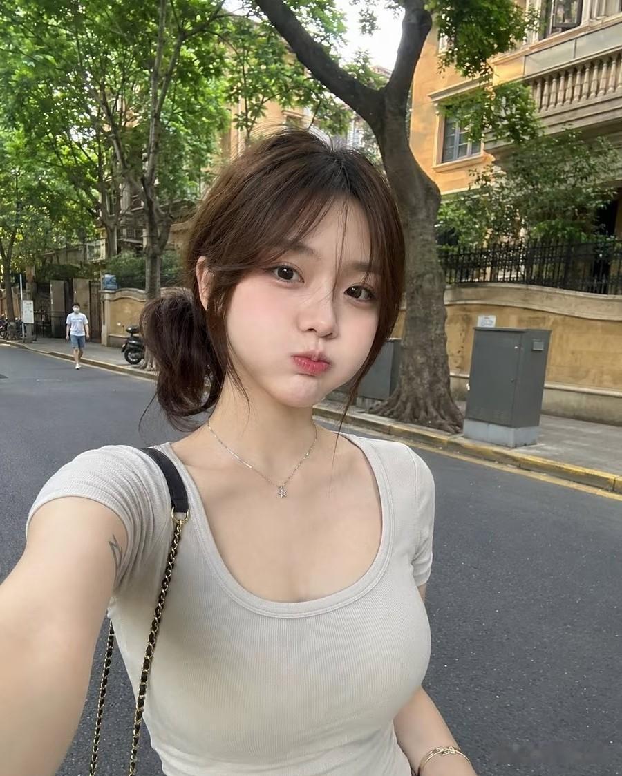 又又又要随份子钱了
又一个姐妹要结婚了

眼看身边的朋友都步入了婚姻的殿堂
而我