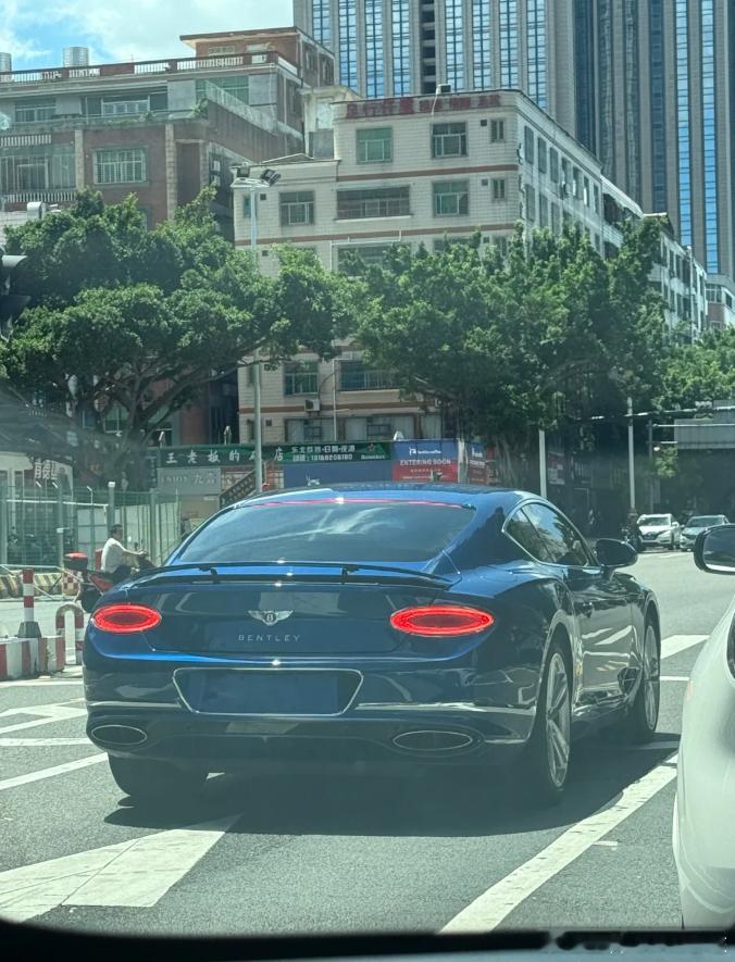 蓝色的没上牌的宾利，这个是啥型号？ ​​​