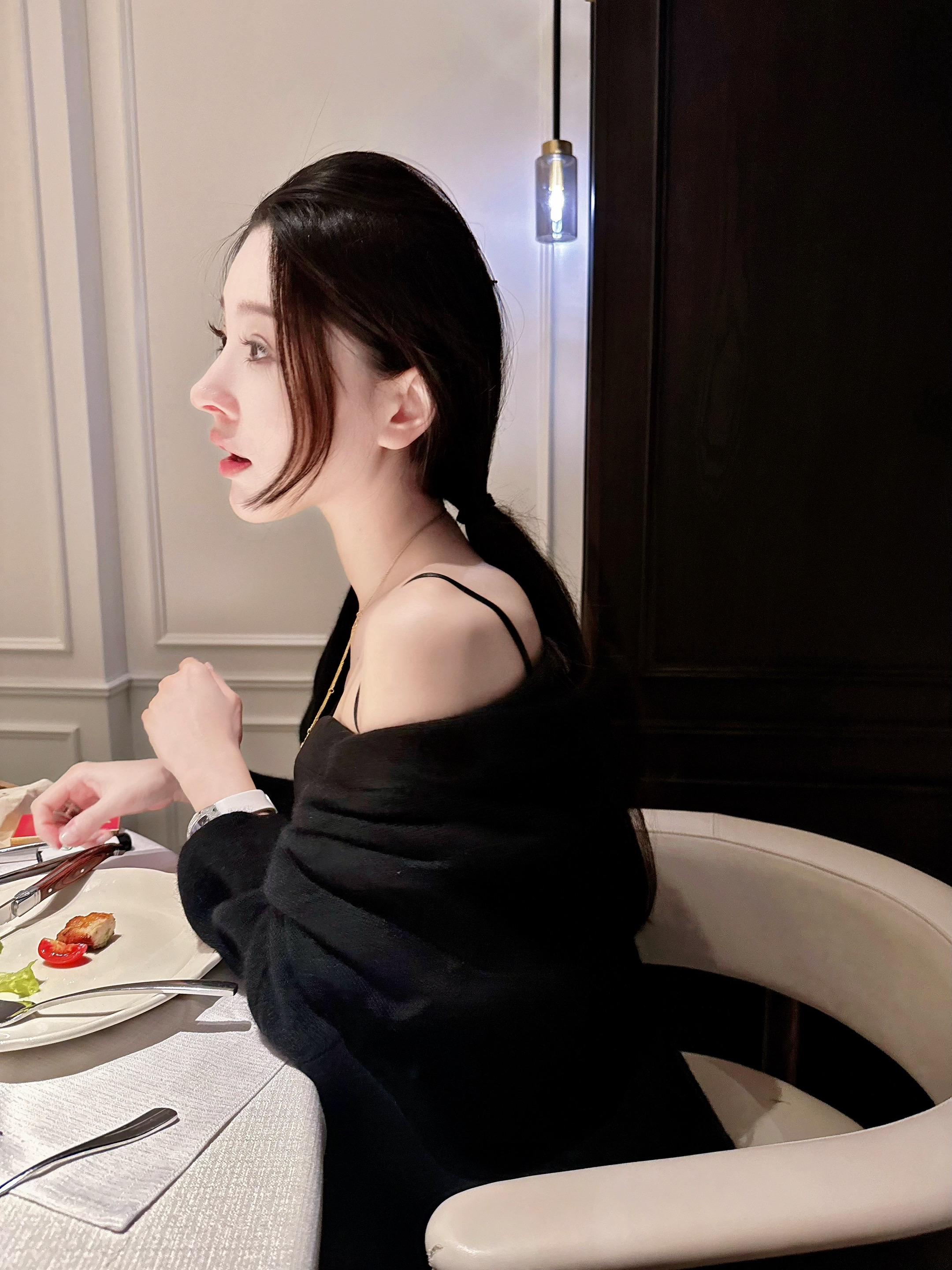 其实我是一个很拧巴的人 但我一直都在充当着明媚的角色