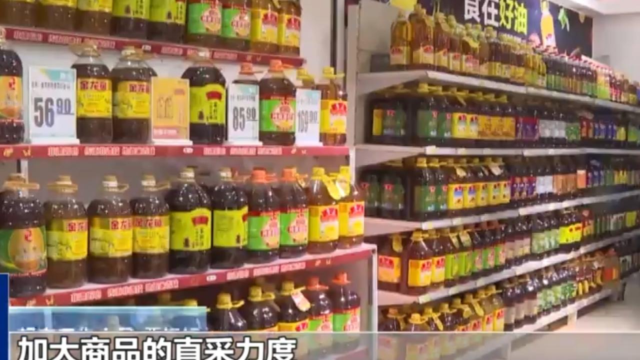 元旦将至，商超开启节日备货冲刺模式，消费市场尽显红火活力。超市内，工作人员忙着整