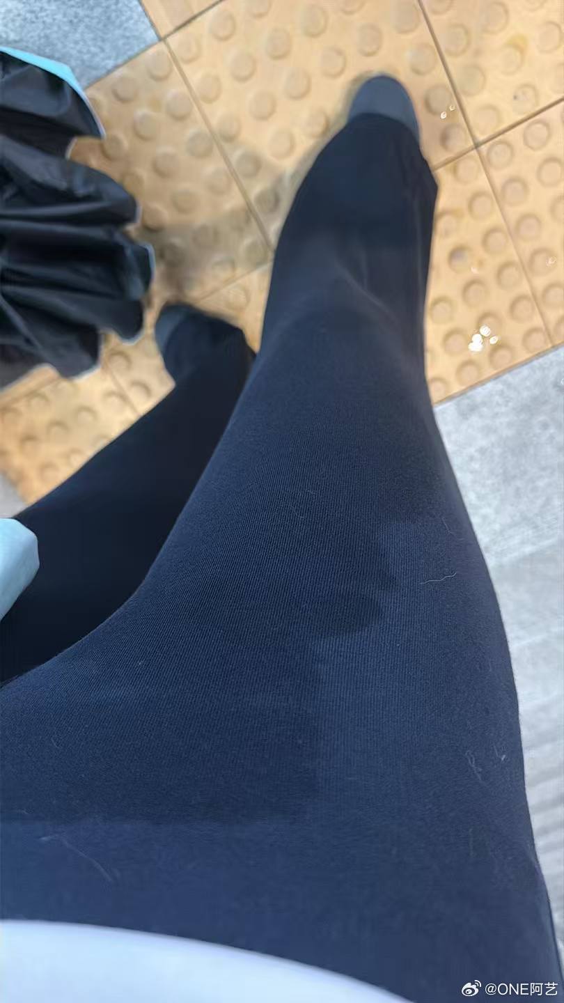 拍摄必下暴雨的墨菲定律小助理服了，裤子本来就有点长了，沾水了又重，痛腚必湿啊