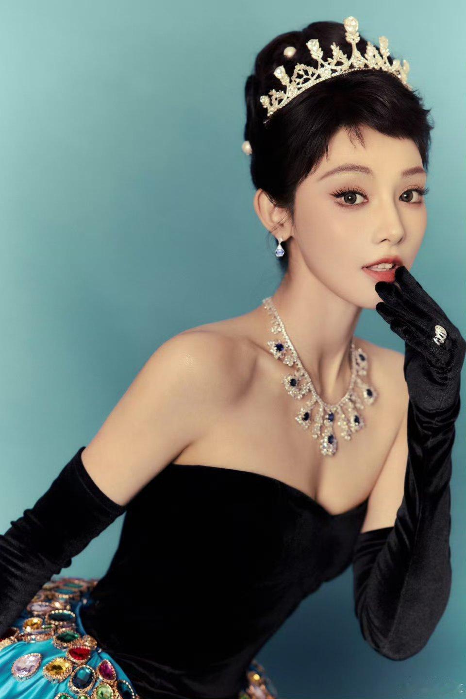 彭小苒2025国剧盛典 赫本在现时代美人降临✨ 