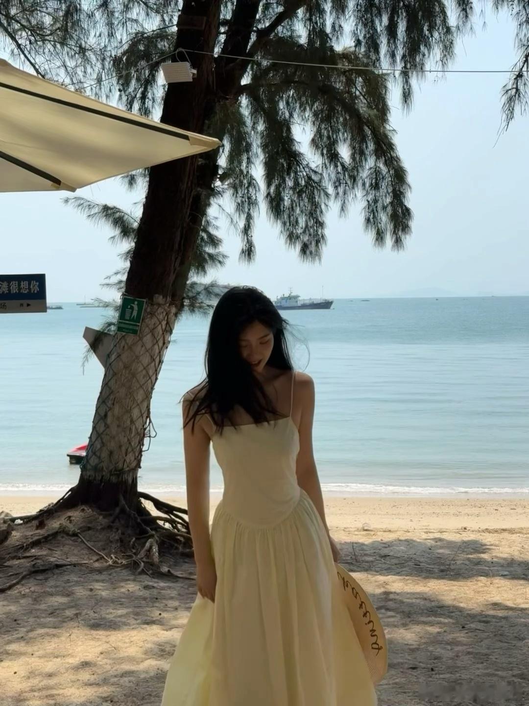 涂涂侃科技[超话] 海风一吹，白裙子就替我说“好开心”！ 光脚追浪花，快乐满分～