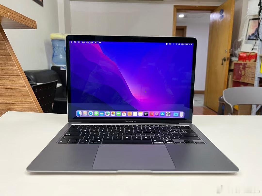 有时候真的挺佩服库克这种始终如一的品质。今天收的这台4年前的MacBook Ai