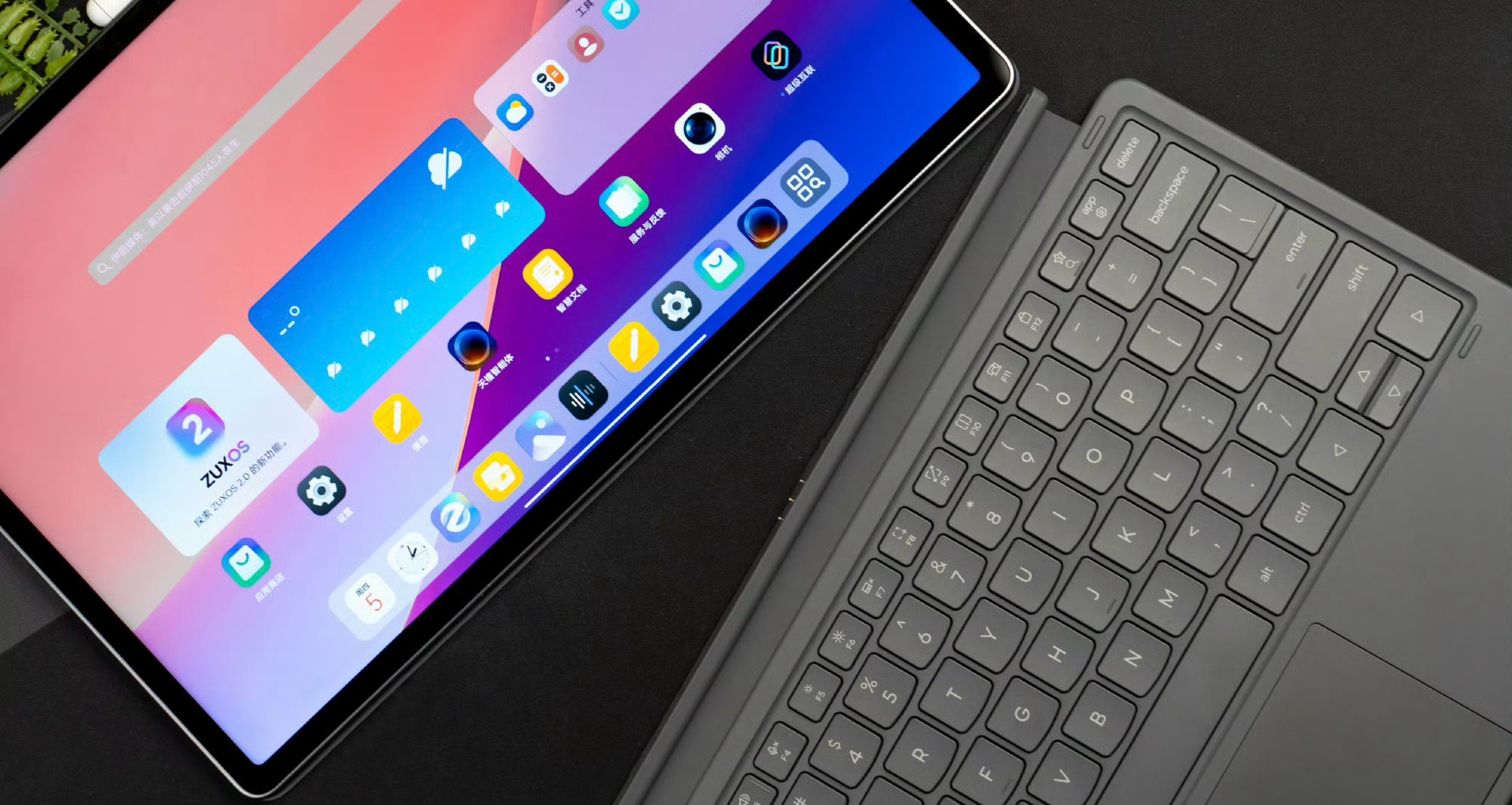 尺寸变大但也很轻薄，边缘圆润，背板上的磨砂手感好 