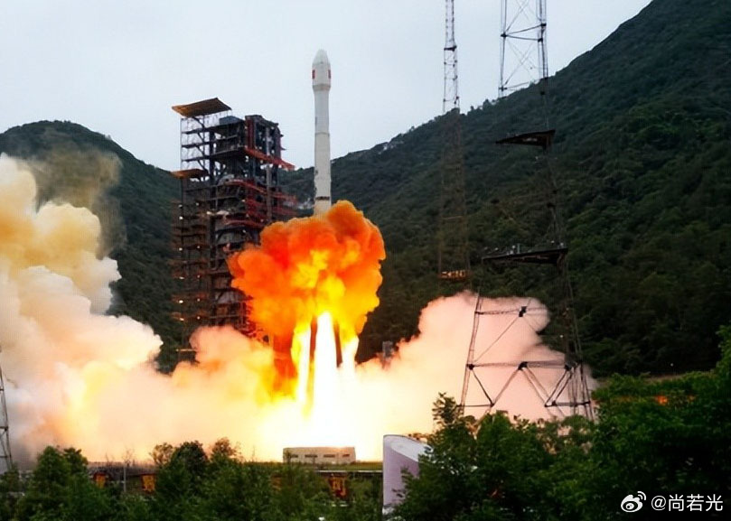 看看这几年的国际冲突就明白了。在俄乌冲突里，星链长期充当着乌克兰无人机打击的通信