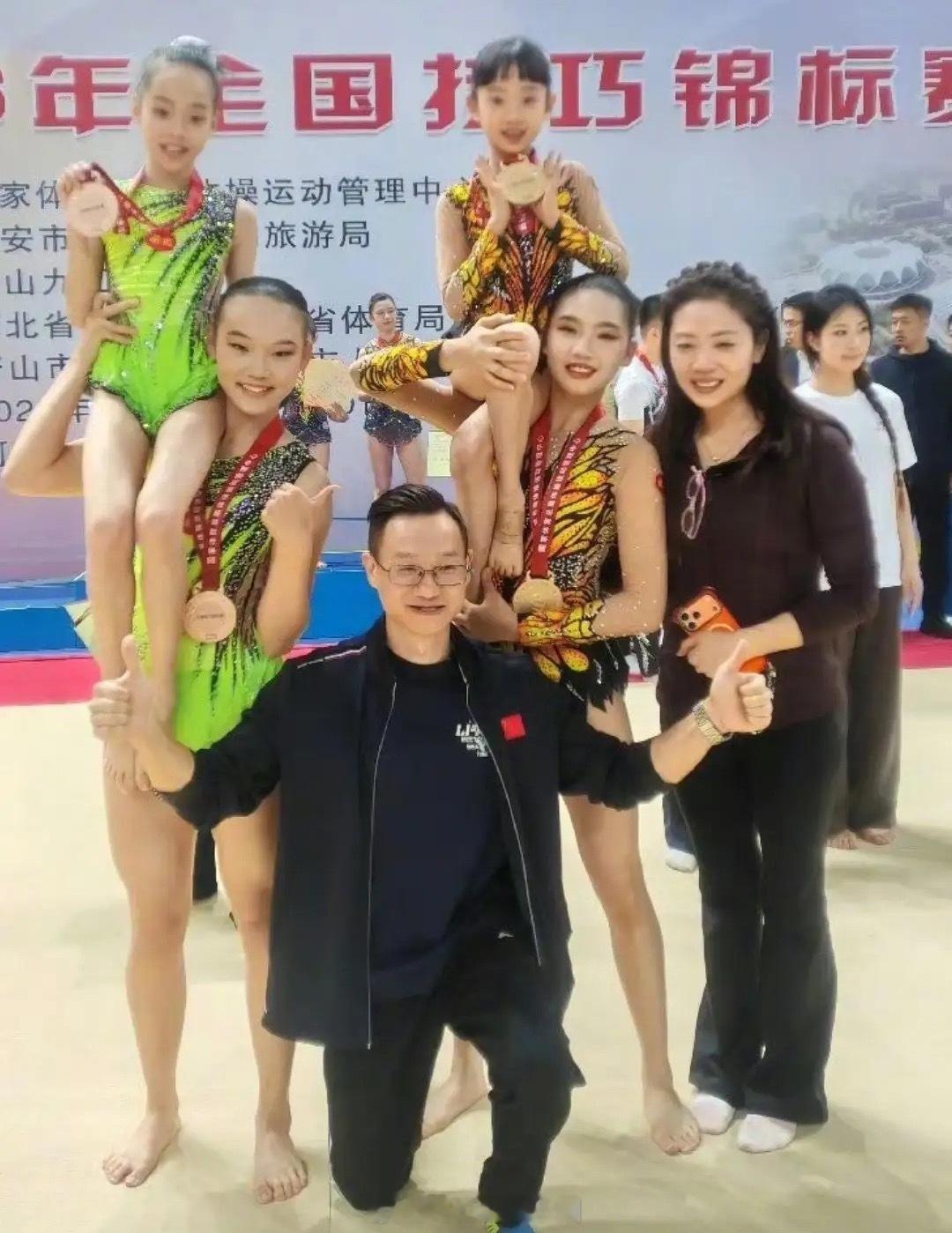 杨威家9岁双胞胎女儿在河北体操比赛拿奖了！杨雯葳第1名，杨雯芸第3名，杨云当场抱