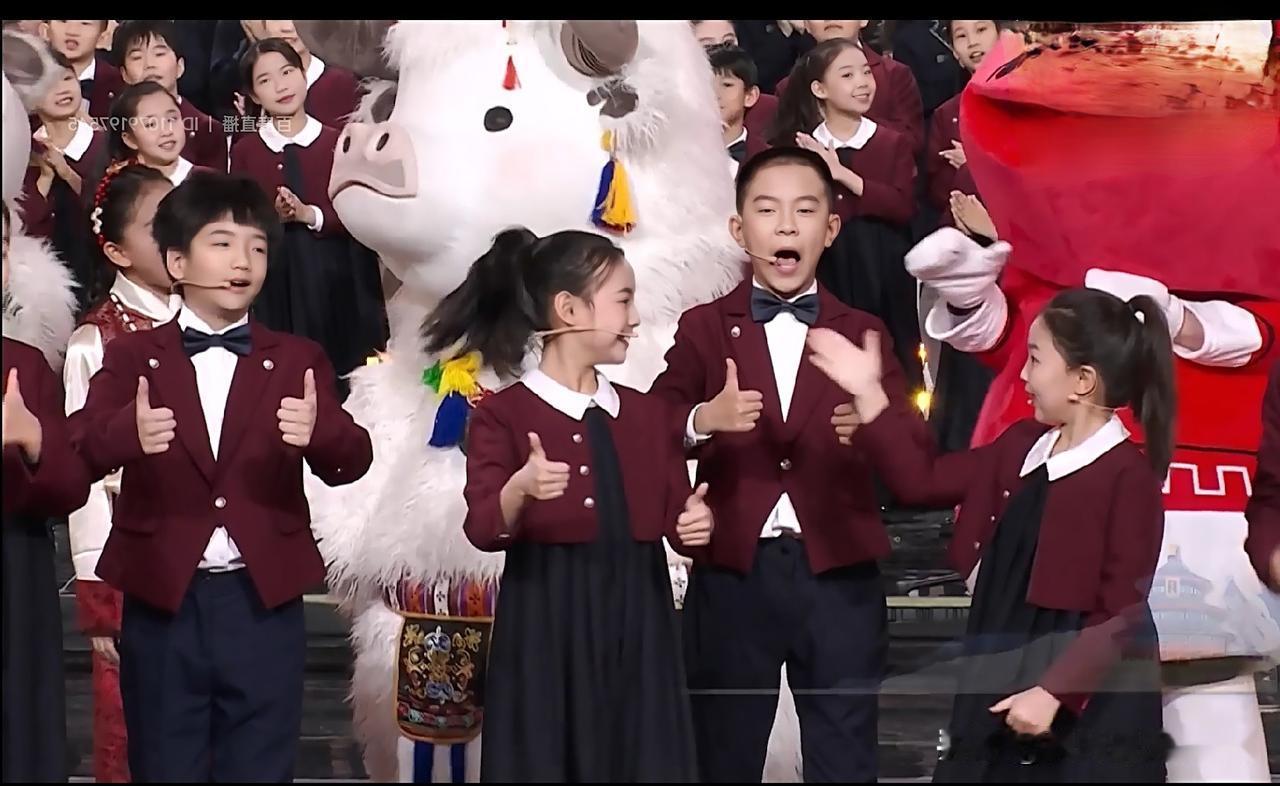 除夕夜里，有匹马从春晚屏幕里挤了出来



它不是来拜年的。它是来问罪的。我家茶