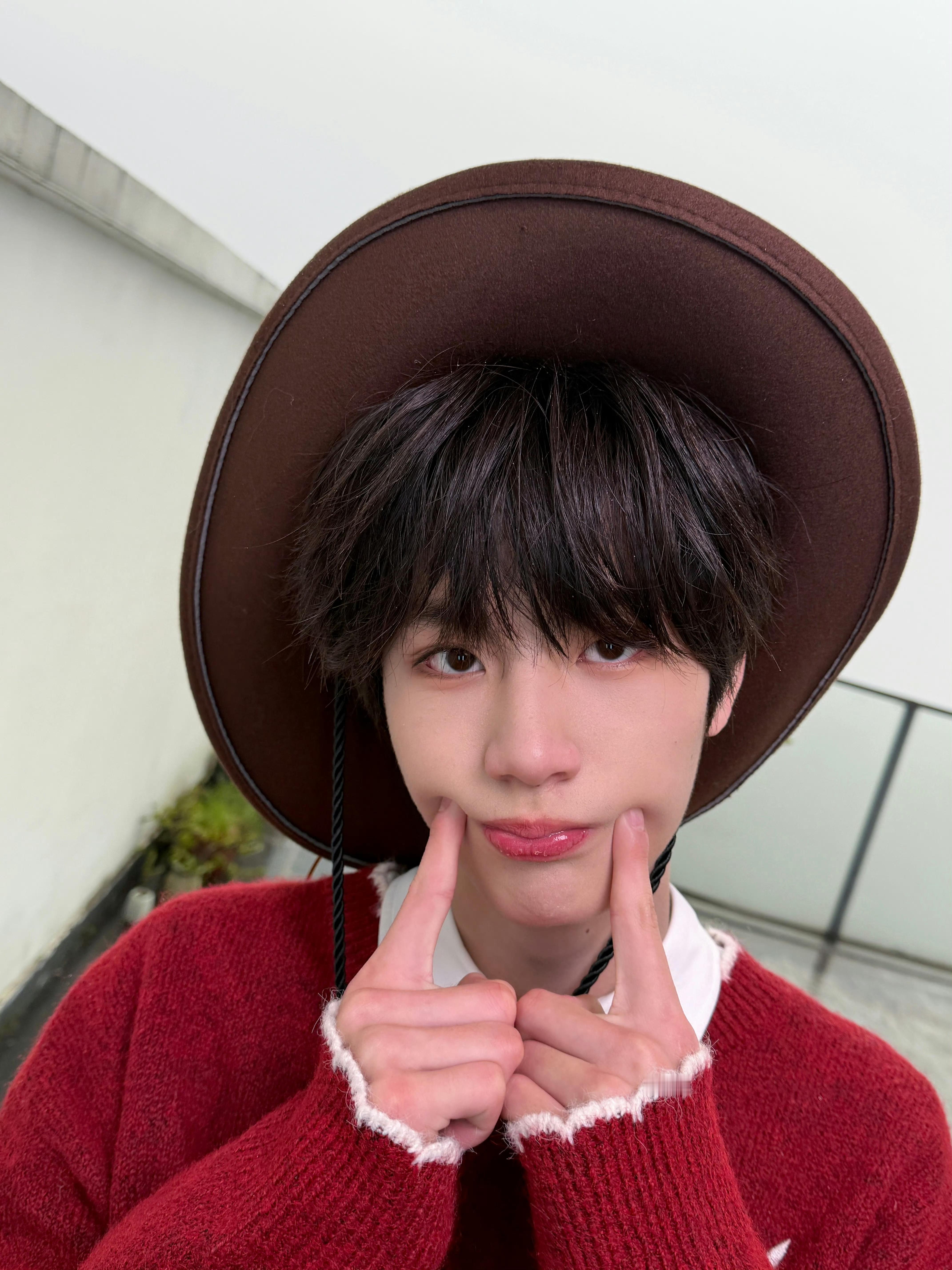 李煜东红衣拜年李煜东穿红衣服来拜年啦，好喜庆的娃娃，还给大家介绍了一下家里的仓鼠