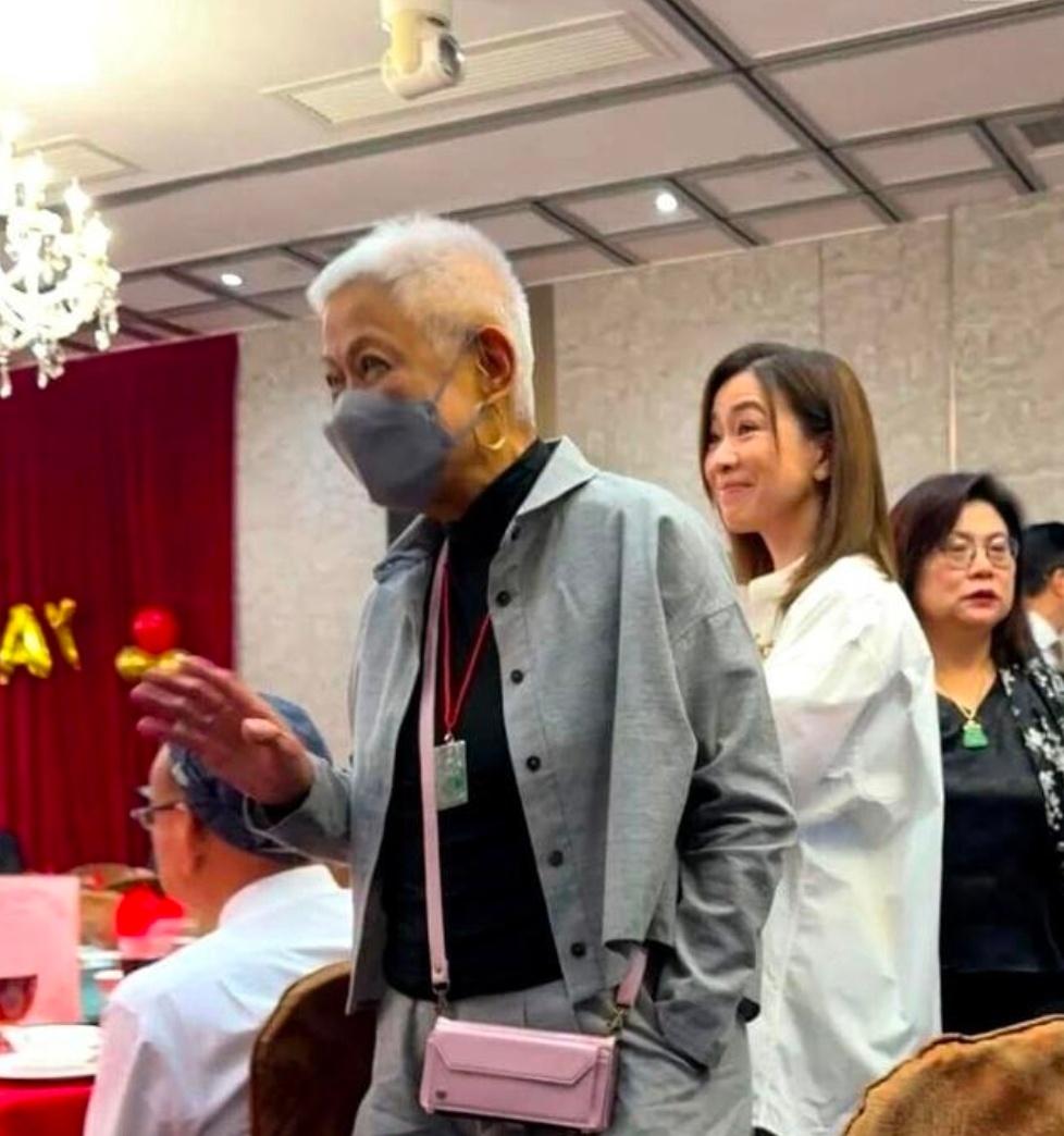 51岁的佘诗曼带着康复后的母亲和低调的弟弟，出席母亲相识超五十年的老友苏淑萍的寿