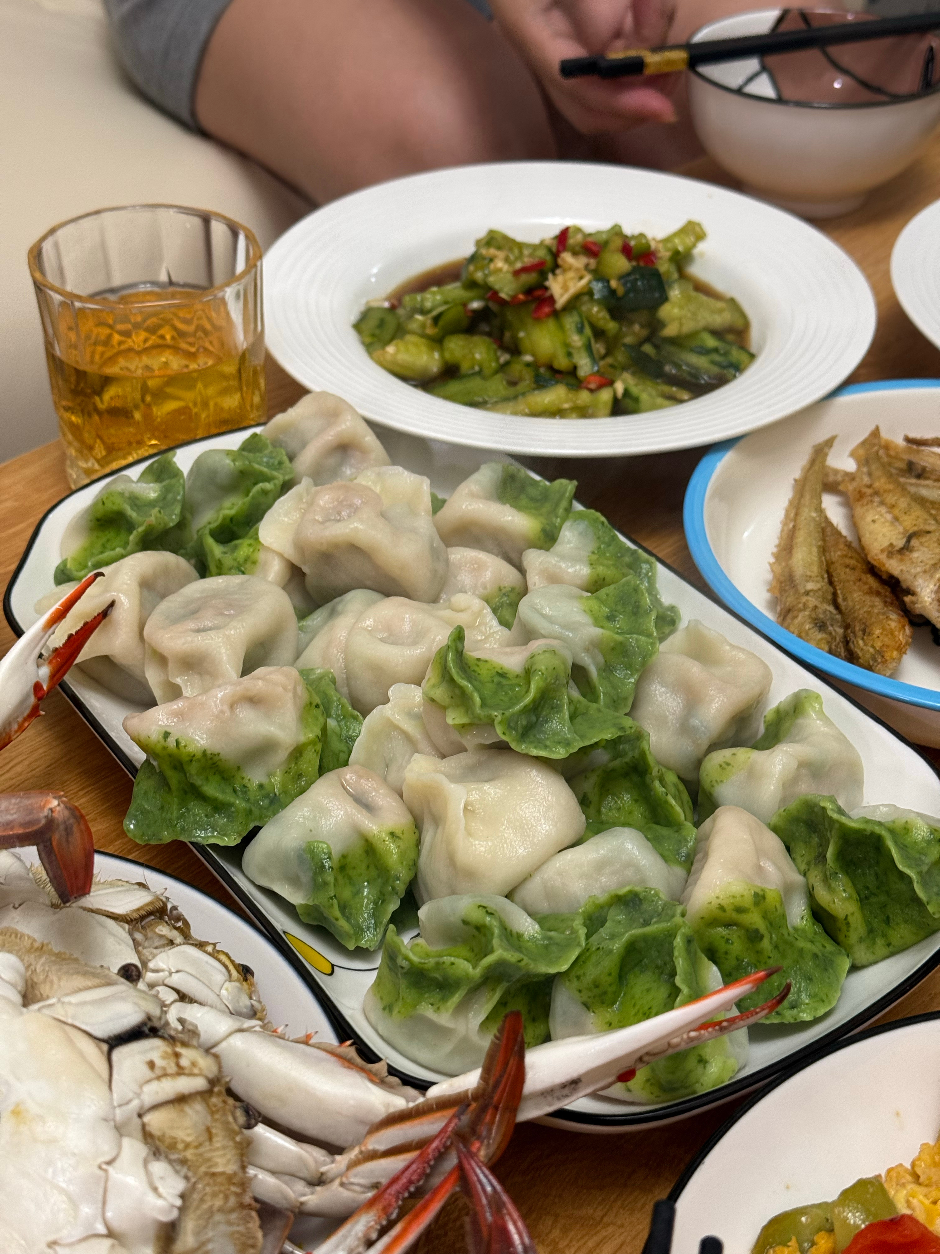 南方人吃的是真少。我小时候吃我妈包的饺子（图上这种），我一顿要吃四五十个，出社会