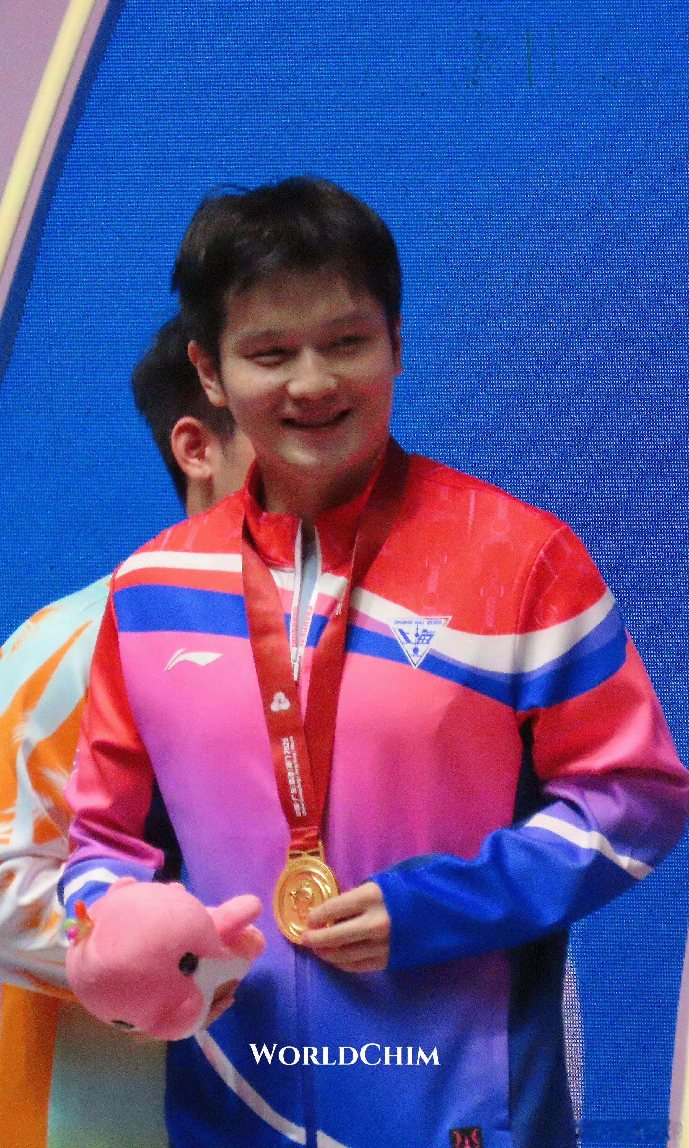 又笑成小核桃了东哥只要一笑大眼袋妙变卧蚕,大漂亮cr：水印 