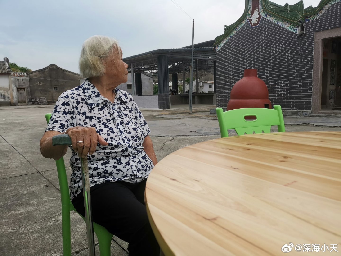 在潮汕农村识字的阿嫲《给阿嬷的情书》里的淑柔，每次木生来信，是请邮差、孩子、同村
