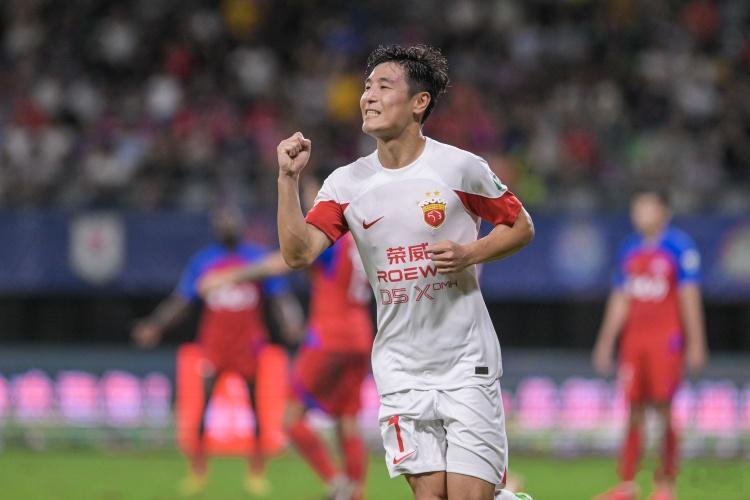 #武磊鼓励海港U15球员# 面对到场的海港U15小球员，武磊说，小弟弟们一定要有
