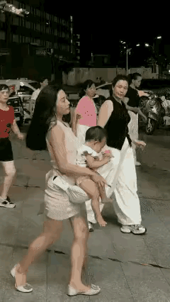 带娃跳舞两不误，这小娃娃从小耳堵目染，长大后一定是个广场舞小达人。