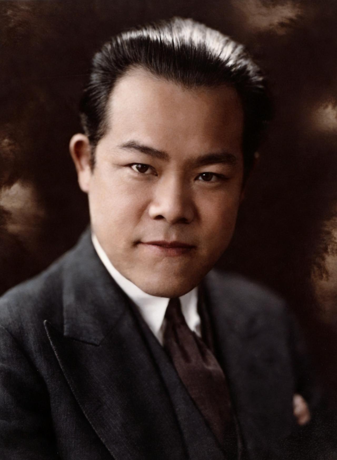 这位集颜值、才华与气质于一身的男人样样发光，唯独在民族大义上不过关。他从小就以神