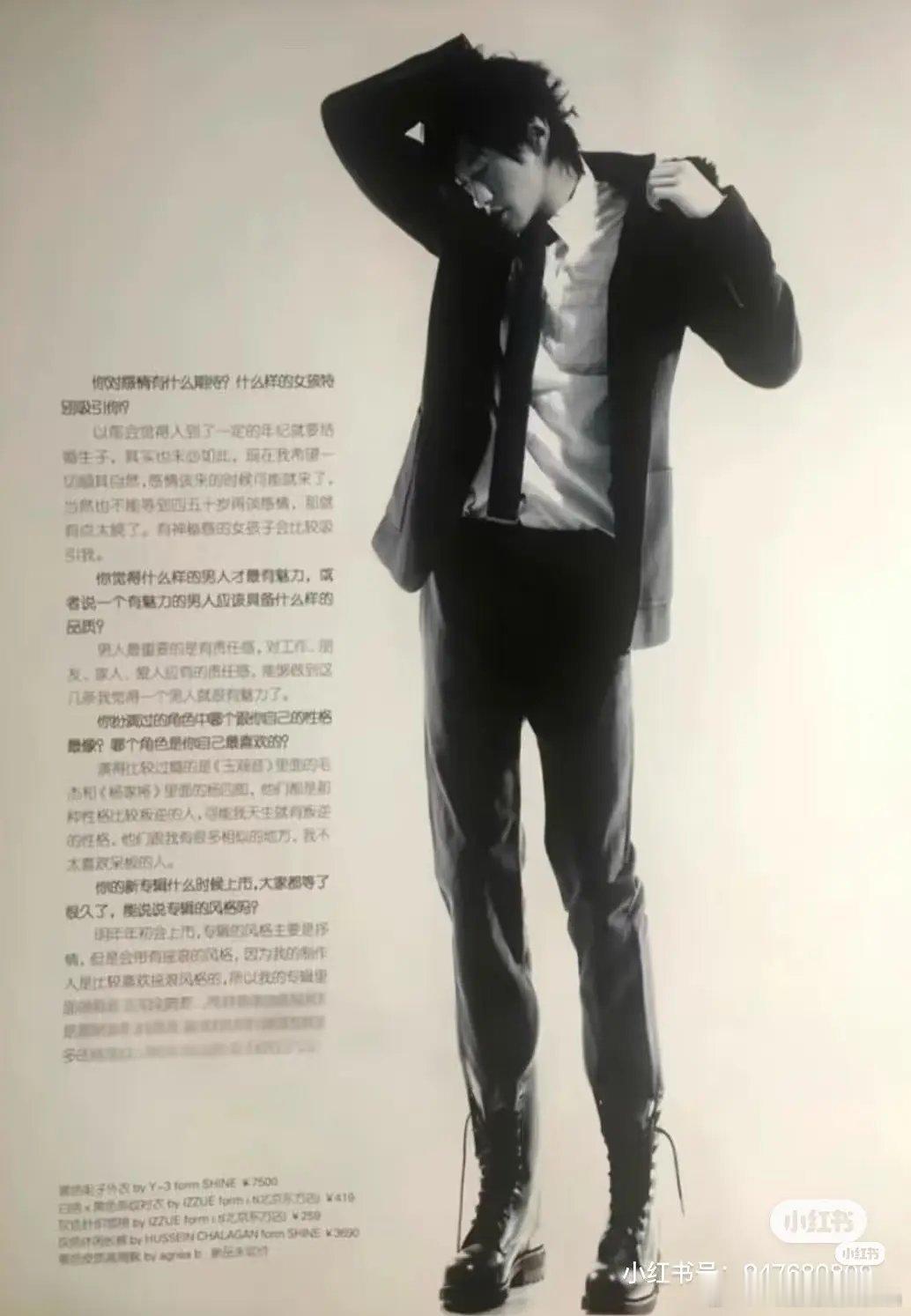 难怪何润东能够隔空吃到逐玉红利，看看这优秀的身材比例，特别是笑起来，非常可爱，穿