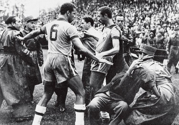 1954瑞士世界杯 1/4决赛，四场比赛分差全部恰好为2球 。
 
四场完整比分